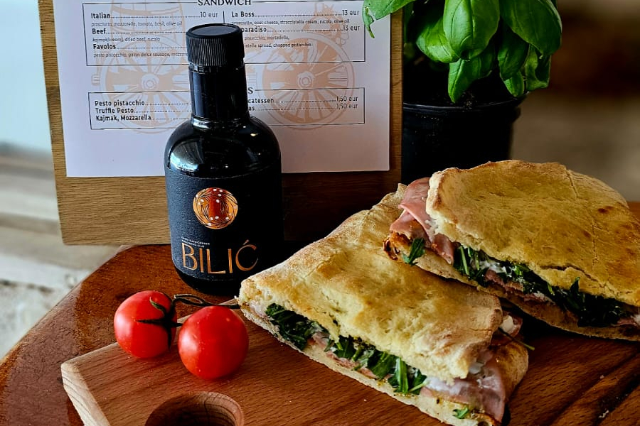 Pizzeria Karoca Srima nudi vrhunske pizze i nove talijanske sendviče uz BESPLATNU dostavu na kućnu adresu